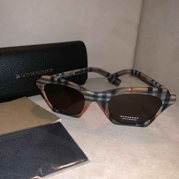 Authentic Burberry Nova Check Women Sunglasses - Picture 3 of 8